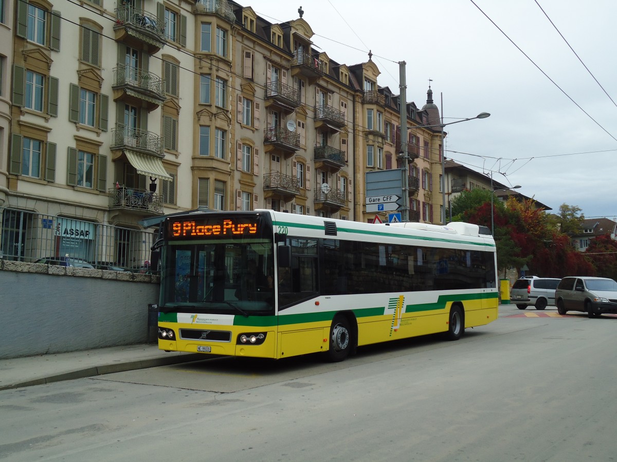 (130'265) - TN Neuchtel - Nr. 220/NE 99'220 - Volvo am 4. Oktober 2010 beim Bahnhof Neuchtel