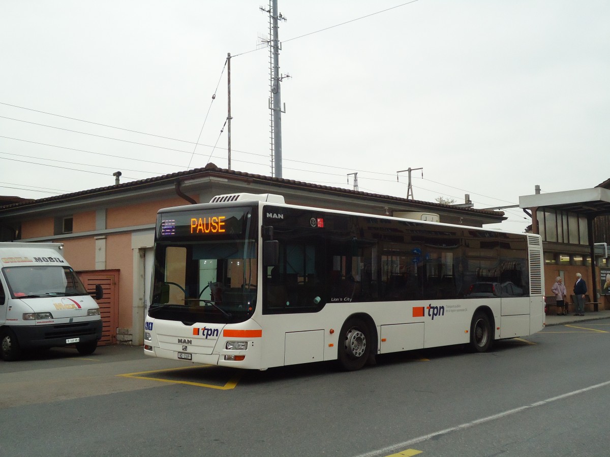 (130'454) - TPN Nyon - VD 1169 - MAN am 14. Oktober 2010 beim Bahnhof Nyon