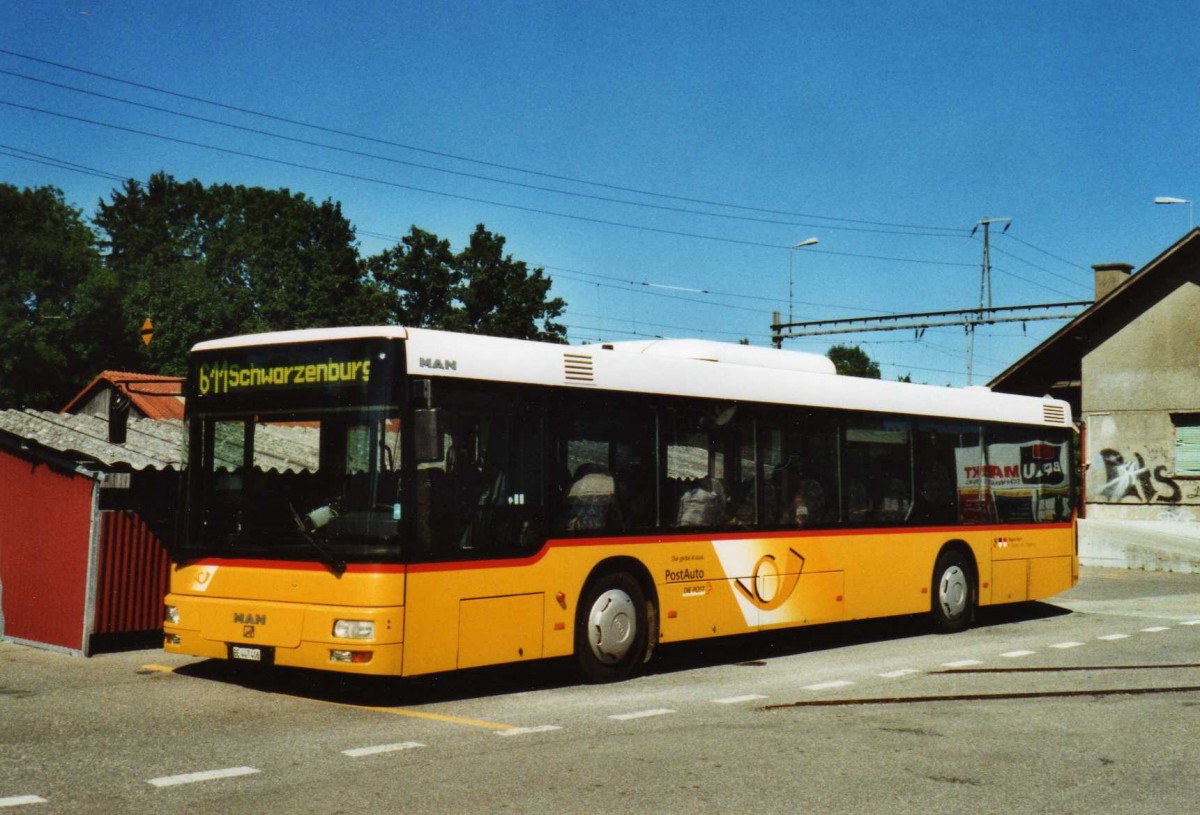 (130'813) - Engeloch, Riggisberg - Nr. 3/BE 447'406 - MAN am 30. August 2009 beim Bahnhof Schwarzenburg