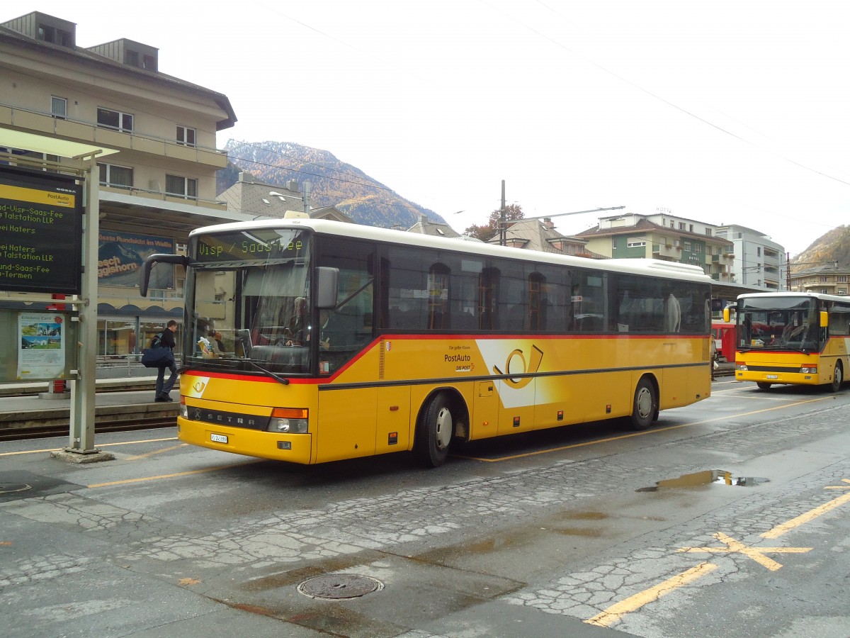 (130'841) - PostAuto Wallis - VS 243'889 - Setra (ex P 26'028) am 1. November 2010 beim Bahnhof Brig