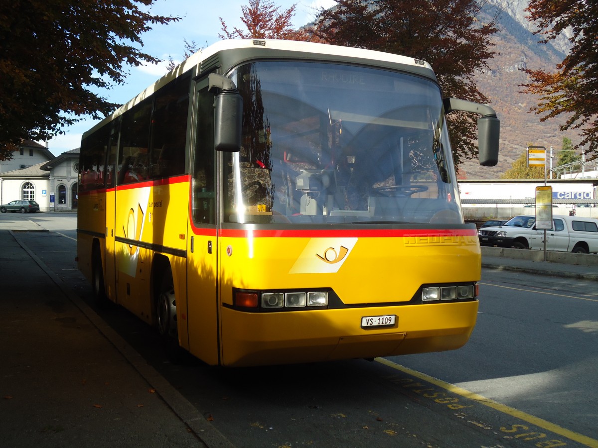 (130'879) - TMR Martigny - VS 1109 - Neoplan (ex Perrodin-Mtral, Le Chble) am 1. November 2010 beim Bahnhof Martigny