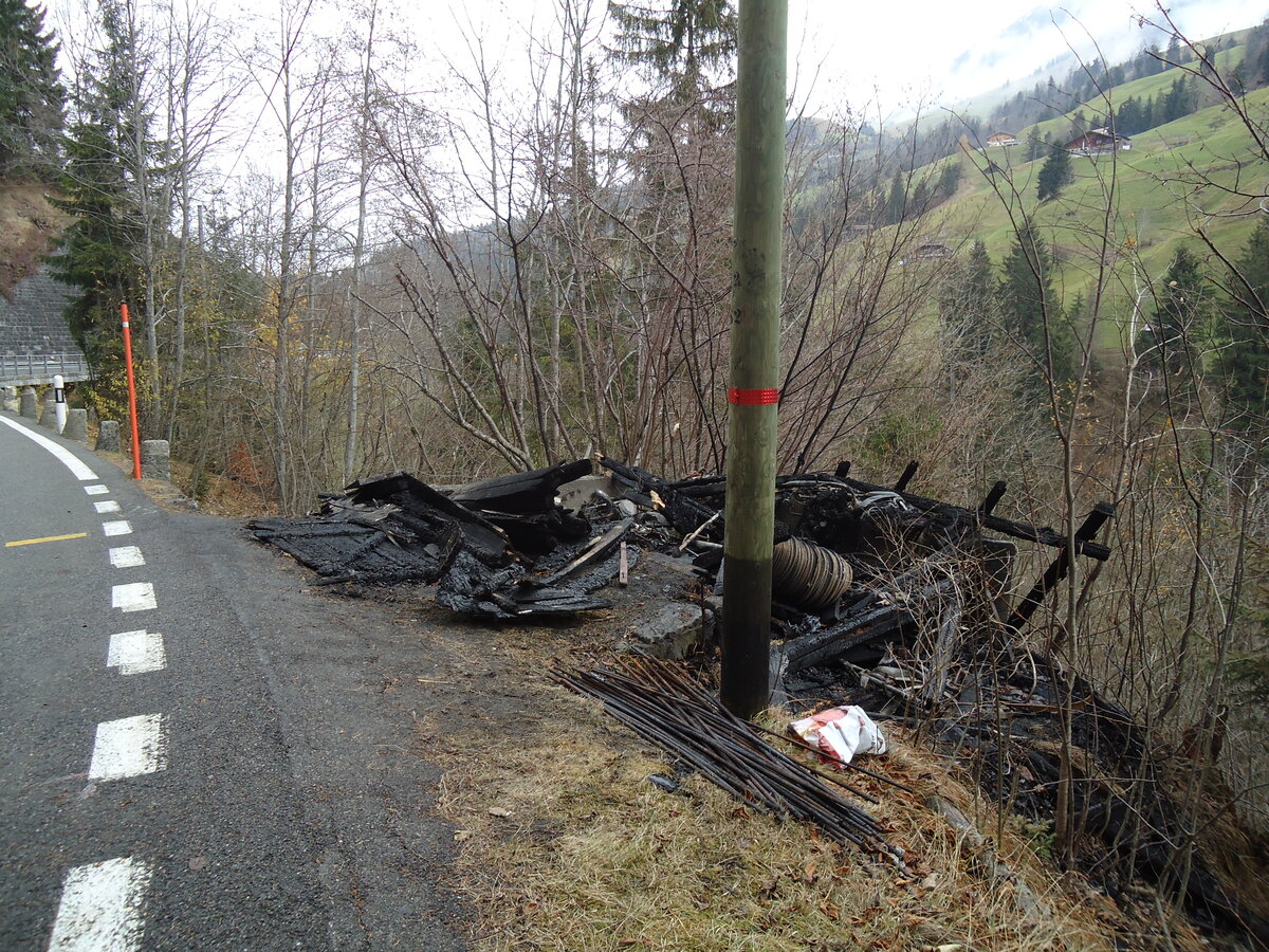 (130'980) - Die abgebrannte AFA-Haltestelle  Bnigenscherm  am 15. November 2010 in Achseten, Bnigen