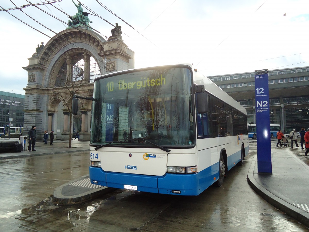 (131'407) - VBL Luzern - Nr. 614/LU 202'614 - Scania/Hess am 8. Dezember 2010 beim Bahnhof Luzern