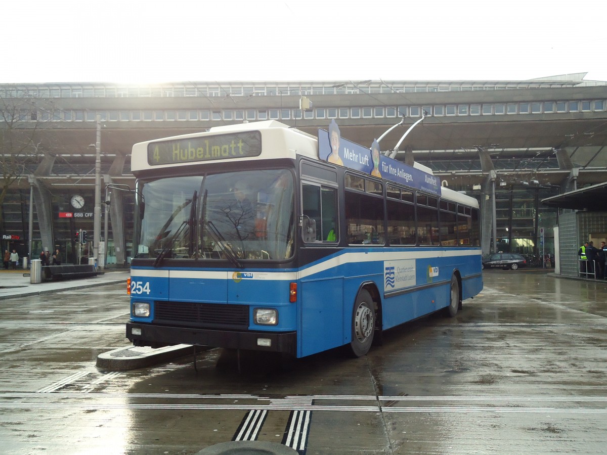 (131'413) - VBL Luzern - Nr. 254 - NAW/R&J-Hess Trolleybus am 8. Dezember 2010 beim Bahnhof Luzern