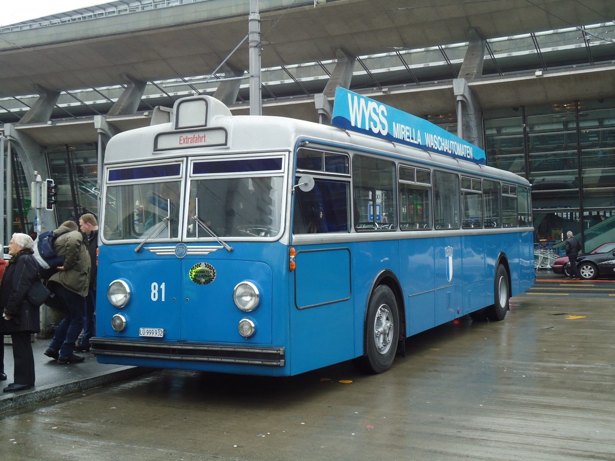 (131'424) - VBL Luzern - Nr. 81/LU 999'932 - FBW/Hess am 8. Dezember 2010 beim Bahnhof Luzern