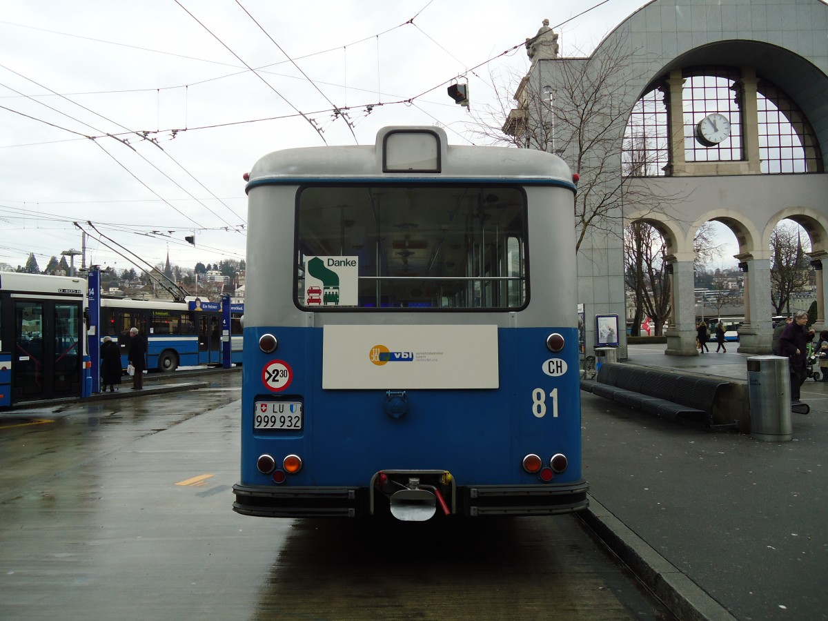 (131'429) - VBL Luzern - Nr. 81/LU 999'932 - FBW/Hess am 8. Dezember 2010 beim Bahnhof Luzern