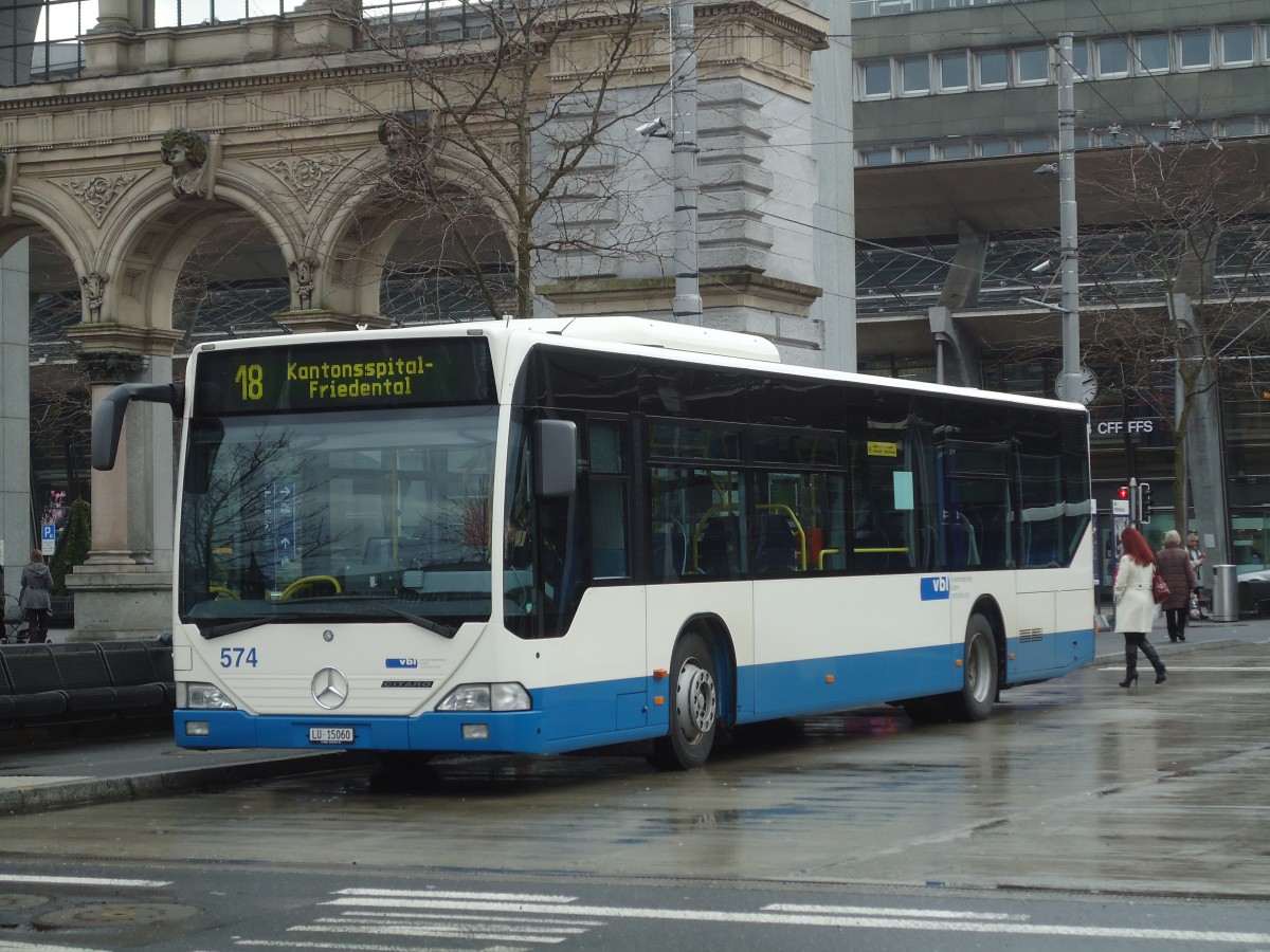 (131'445) - VBL Luzern - Nr. 574/LU 15'060 - Mercedes am 8. Dezember 2010 beim Bahnhof Luzern