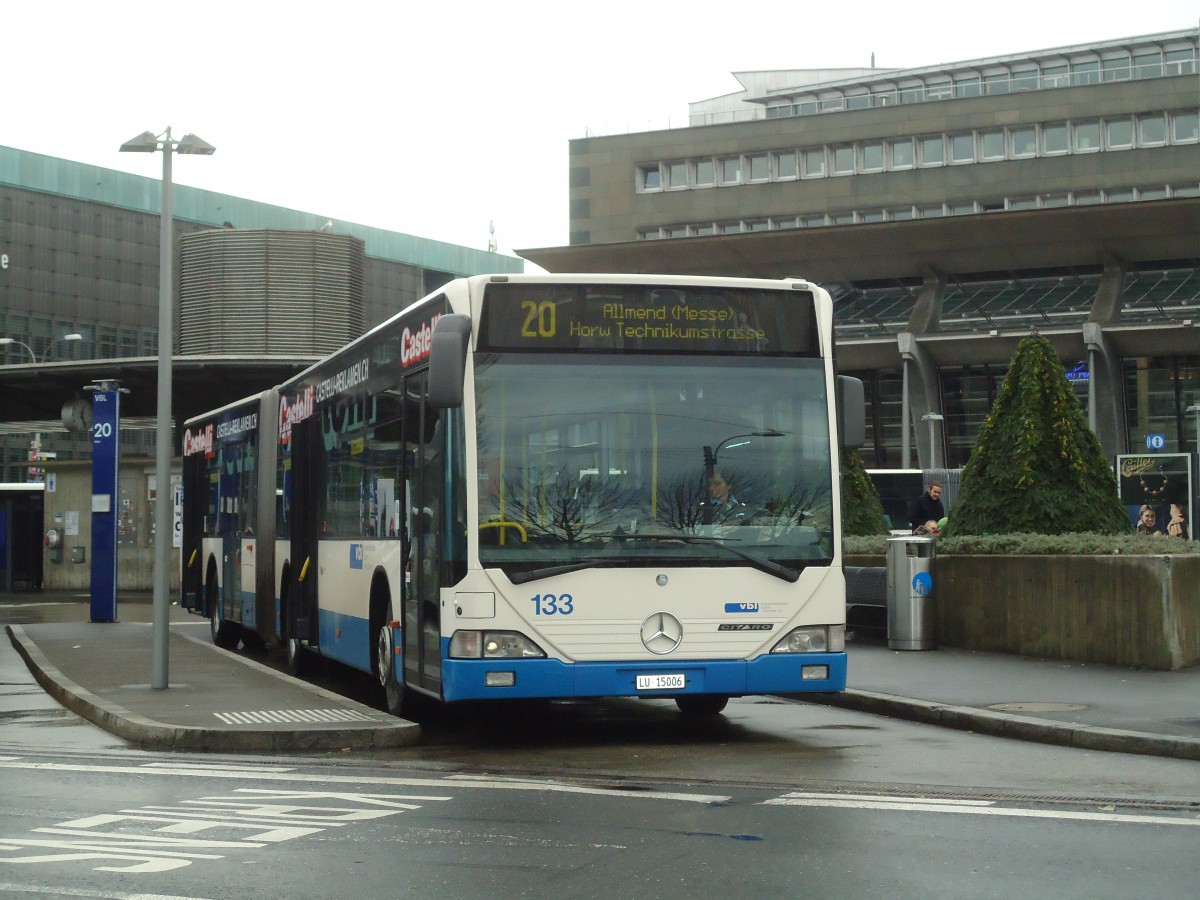 (131'457) - VBL Luzern - Nr. 133/LU 15'006 - Mercedes am 8. Dezember 2010 beim Bahnhof Luzern