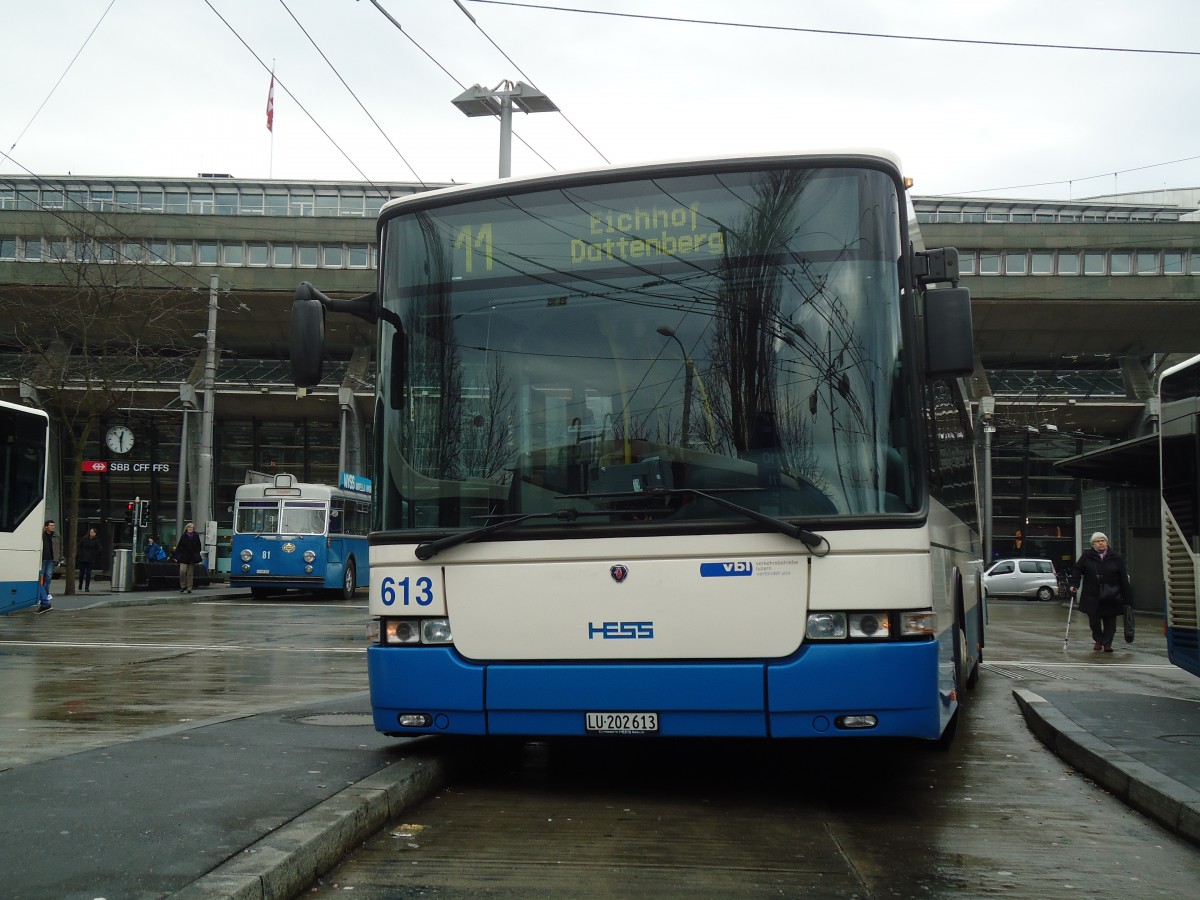 (131'460) - VBL Luzern - Nr. 613/LU 202'613 - Scania/Hess am 8. Dezember 2010 beim Bahnhof Luzern