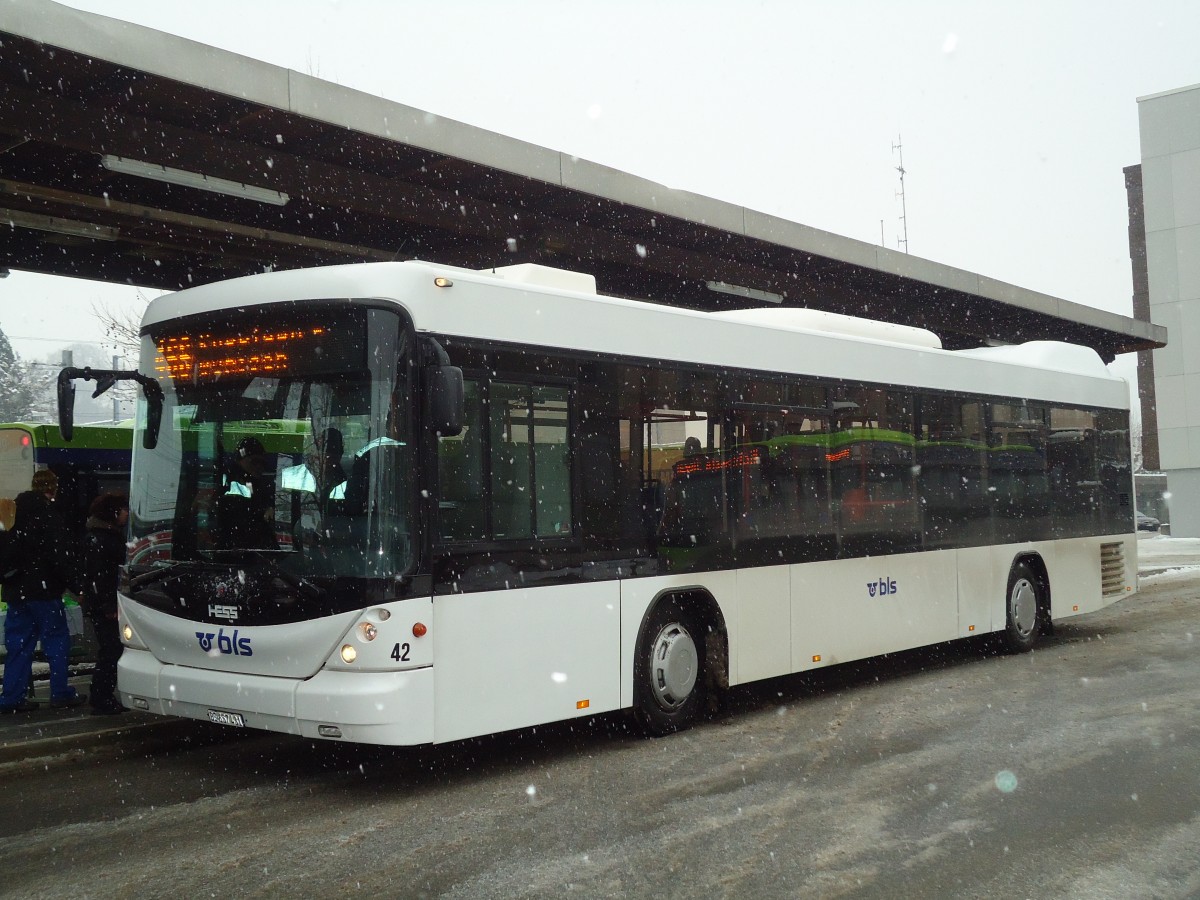 (131'715) - Busland, Burgdorf - Nr. 42/BE 657'431 - Scania/Hess am 28. Dezember 2010 beim Bahnhof Burgdorf