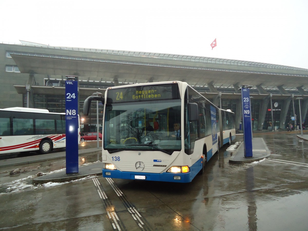 (131'783) - VBL Luzern - Nr. 138/LU 199'438 - Mercedes am 29. Dezember 2010 beim Bahnhof Luzern