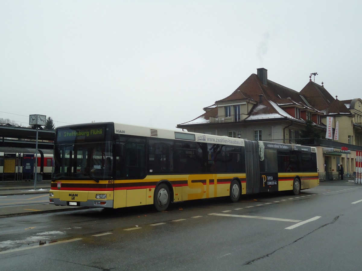 (131'850) - STI Thun - Nr. 90/BE 572'090 - MAN am 30. Dezember 2010 beim Bahnhof Spiez