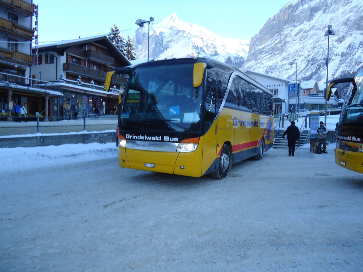 (131'869) - AVG Grindelwald - Nr. 25/BE 73'249 - Setra (ex Dr. Richard, A-Wien) am 31. Dezember 2010 beim Bahnhof Grindelwald