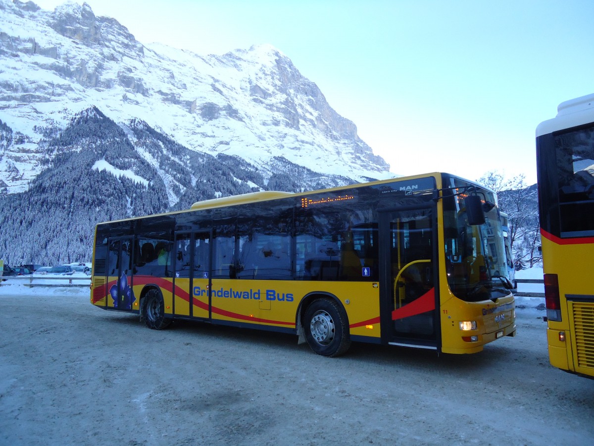 (131'872) - AVG Grindelwald - Nr. 11/BE 261'865 - MAN/Gppel am 31. Dezember 2010 beim Bahnhof Grindelwald