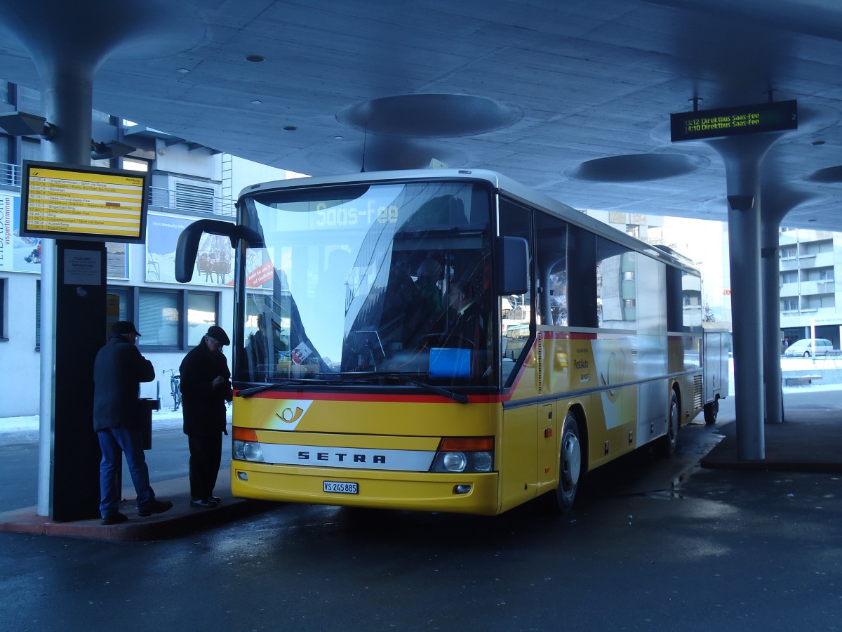 (131'931) - PostAuto Wallis - VS 245'885 - Setra am 2. Januar 2011 beim Bahnhof Visp