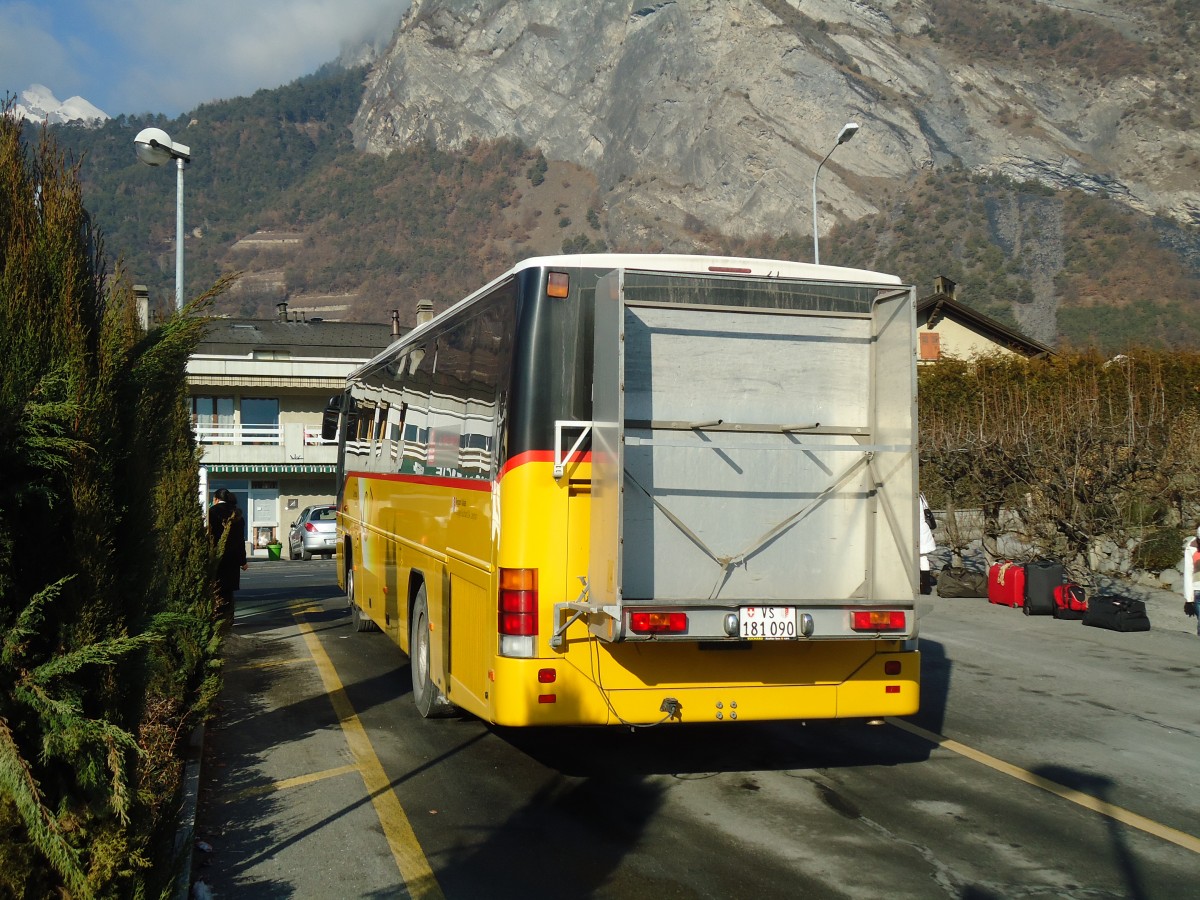 (131'941) - Buchard, Leytron - Nr. 111/VS 181'090 - Volvo am 2. Januar 2011 in Leytron, Alte Post