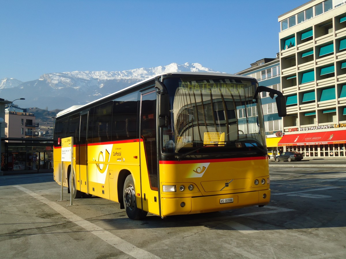 (131'970) - Evquoz, Erde - VS 81'888 - Volvo am 2. Januar 2011 beim Bahnhof Sion