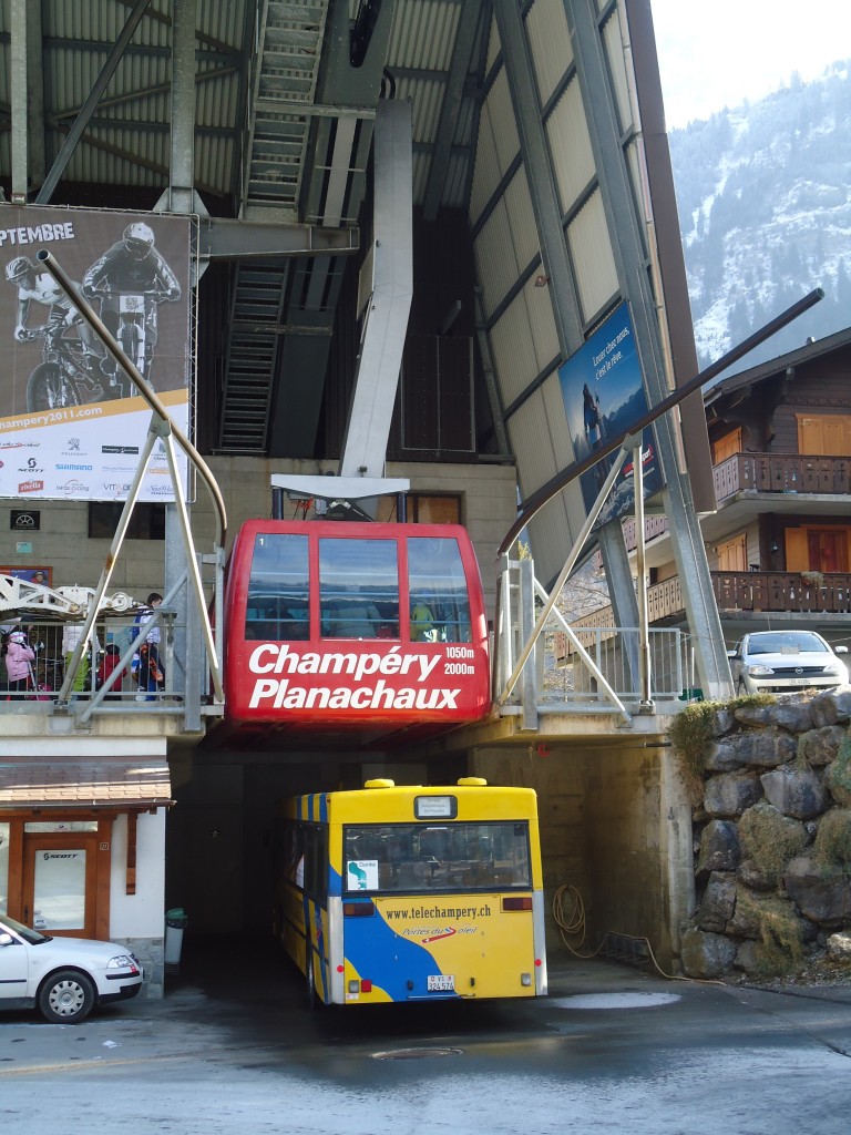 (132'392) - TPC Aigle - VS 324'574 - MAN (ex ASm Langenthal) am 22. Januar 2011 beim Bahnhof Champry