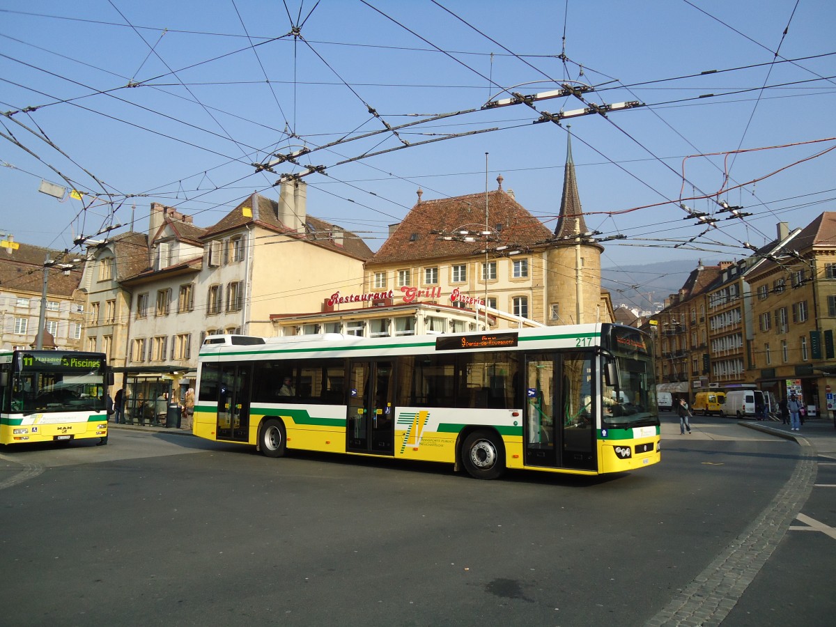 (132'747) - TN Neuchtel - Nr. 217/NE 99'217 - Volvo am 8. Mrz 2011 in Neuchtel, Place Pury