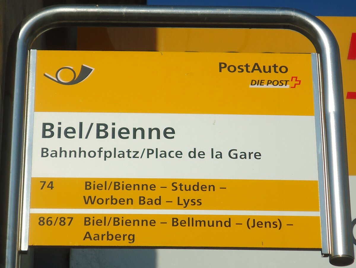 (132'783) - PostAuto-Haltestellenschild - Biel/Bienne, Bahnhofplatz/Place de la Gare - am 9. Mrz 2011