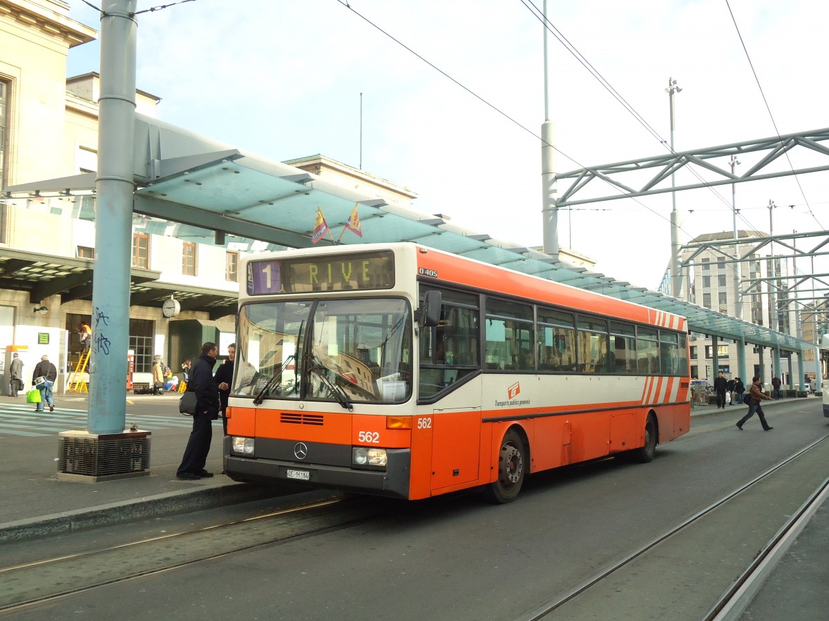 (132'808) - TPG Genve - Nr. 562/GE 96'184 - Mercedes am 10. Mrz 2011 beim Bahnhof Genve