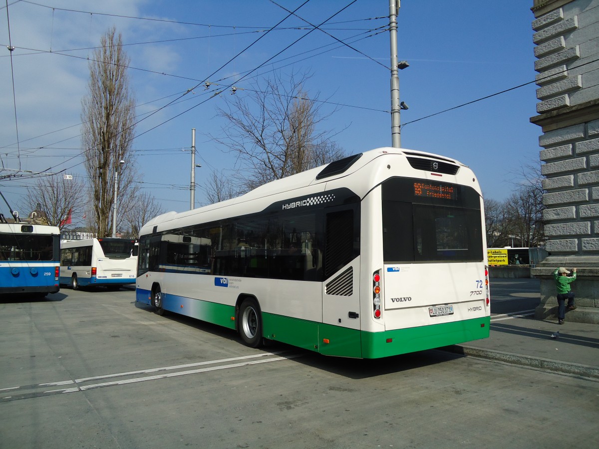 (133'023) - VBL Luzern - Nr. 72/LU 250'371 - Volvo am 11. Mrz 2011 beim Bahnhof Luzern