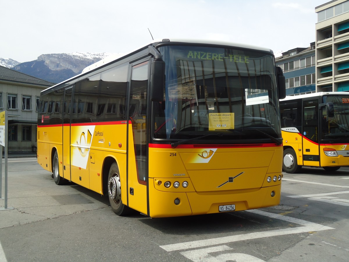 (133'195) - Buchard, Leytron - Nr. 254/VS 84'254 - Volvo (ex Rey, Ayent) am 3. April 2011 beim Bahnhof Sion