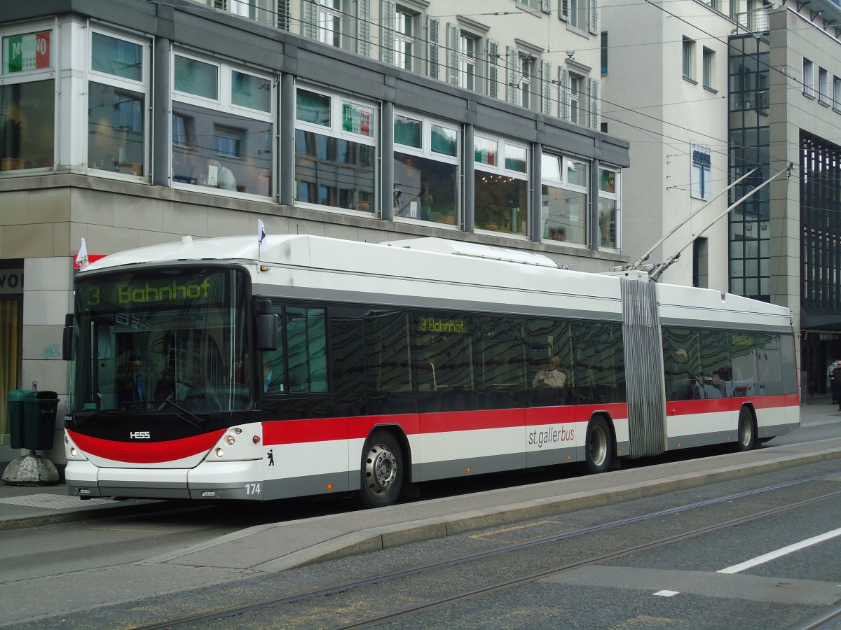 (133'237) - St. Gallerbus, St. Gallen - Nr. 174 - Hess/Hess Gelenktrolleybus am 13. April 2011 in St. Gallen, Marktplatz