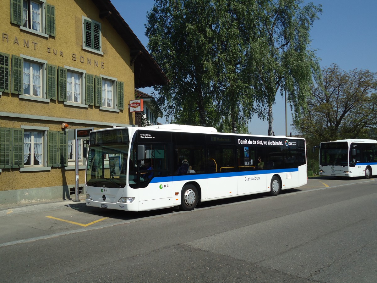 (133'445) - Maag, Kloten - Nr. 24/ZH 556'224 - Mercedes am 25. April 2011 beim Bahnhof Kloten