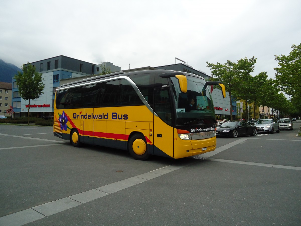 (134'170) - AVG Grindelwald - Nr. 25/BE 73'249 - Setra (ex Dr. Richard, A-Wien) am 11. Juni 2011 beim Bahnhof Interlaken Ost