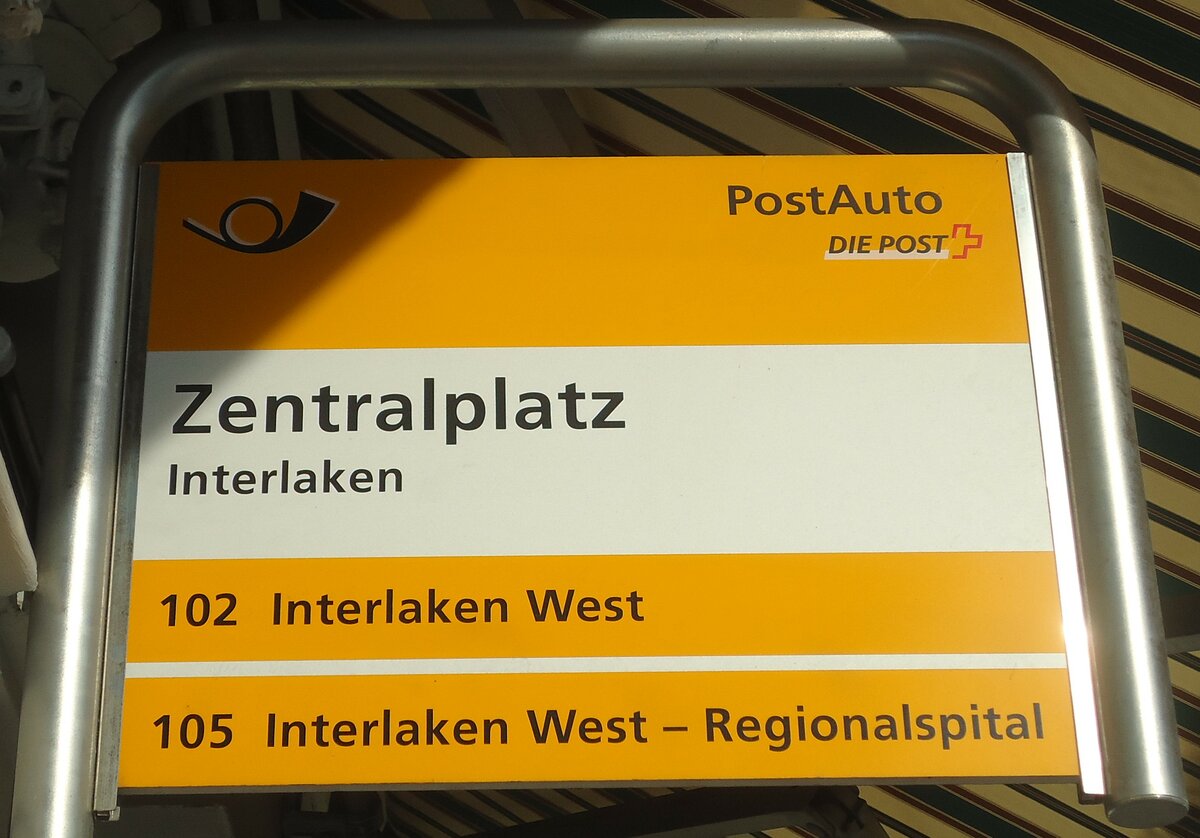 (134'541) - PostAuto-Haltestellenschild - Interlaken, Zentralplatz - am 27. Juni 2011