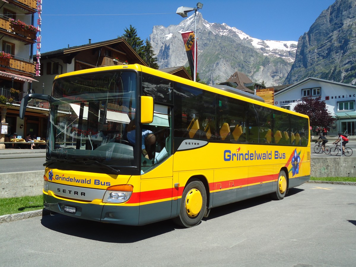 (134'743) - AVG Grindelwald - Nr. 21/BE 100'930 - Setra am 3. Juli 2011 beim Bahnhof Grindelwald