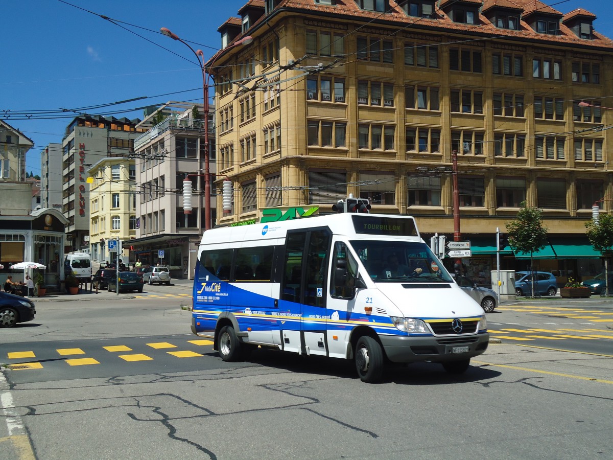 (135'019) - MobiCit, La Chaux-de-Fonds - Nr. 21/NE 113'821 - Mercedes am 11. Juli 2011 beim Bahnhof La Chaux-de-Fonds