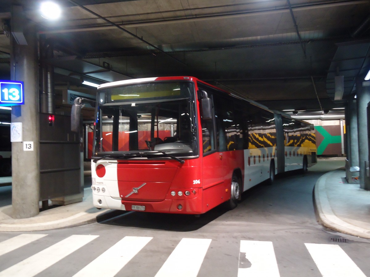 (135'130) - TPF Fribourg - Nr. 106/FR 300'270 - Volvo am 12. Juli 2011 in Fribourg, Busbahnhof