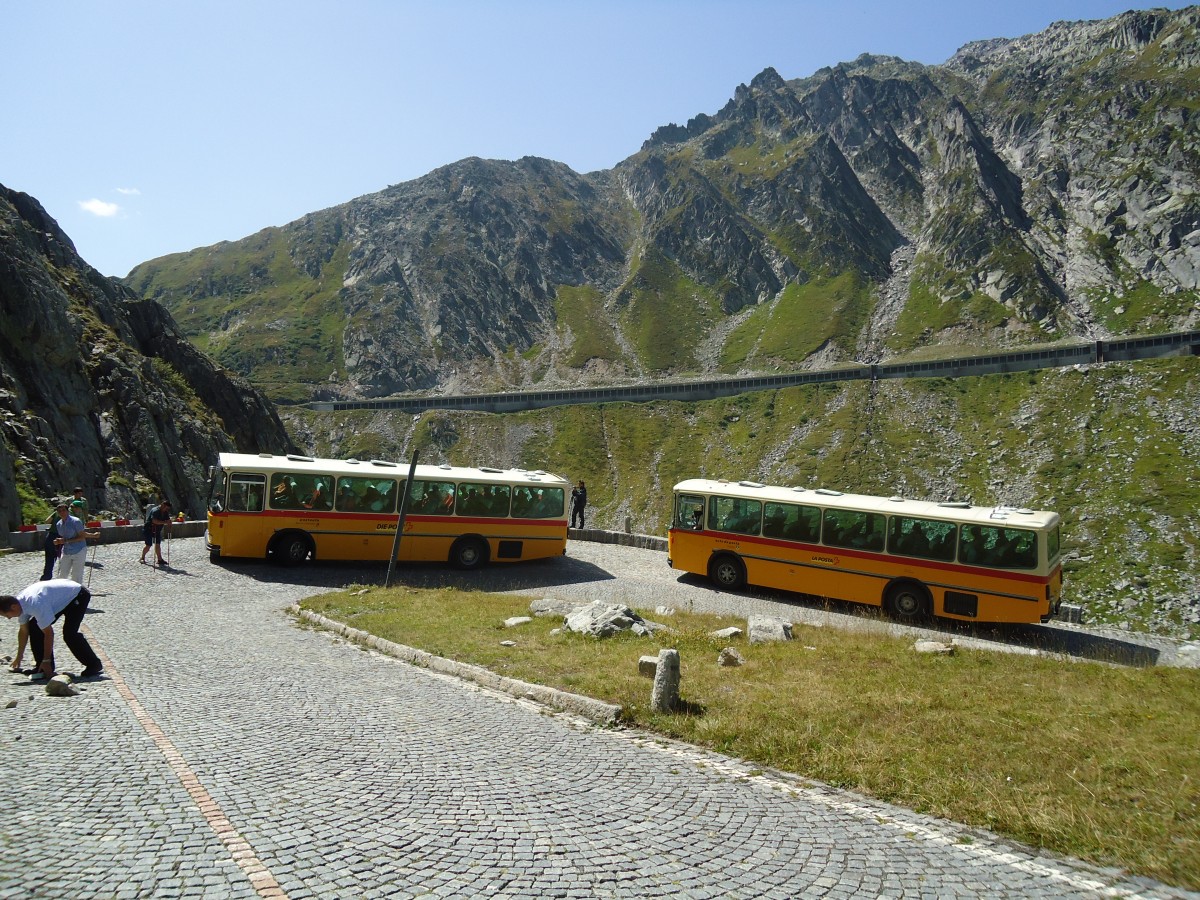 (135'711) - AVG Meiringen - Nr. 74/BE 607'481 - Saurer/R&J (ex P 24'357) + Mark, Andeer - GR 1866 - Saurer/R&J (ex PostAuto Graubnden; ex P 24'350) am 21. August 2011 in Gotthard, Alte Tremolastrasse