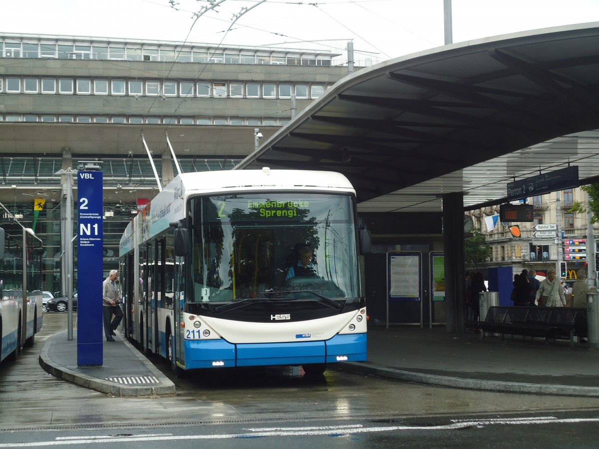 (135'849) - VBL Luzern - Nr. 211 - Hess/Hess Gelenktrolleybus am 5. September 2011 beim Bahnhof Luzern