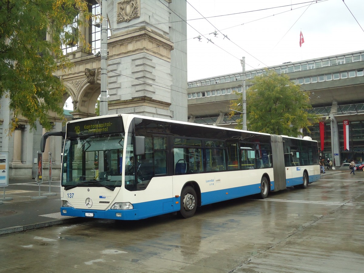 (135'862) - VBL Luzern - Nr. 137/LU 199'437 - Mercedes am 5. September 2011 beim Bahnhof Luzern