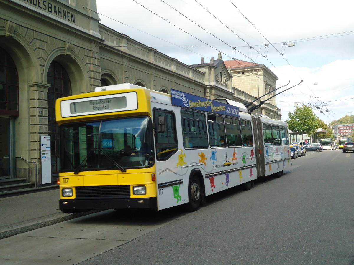 (135'922) - VBSH Schaffhausen - Nr. 117 - NAW/Hess Gelenktrolleybus am 14. September 2011 beim Bahnhof Schaffhausen