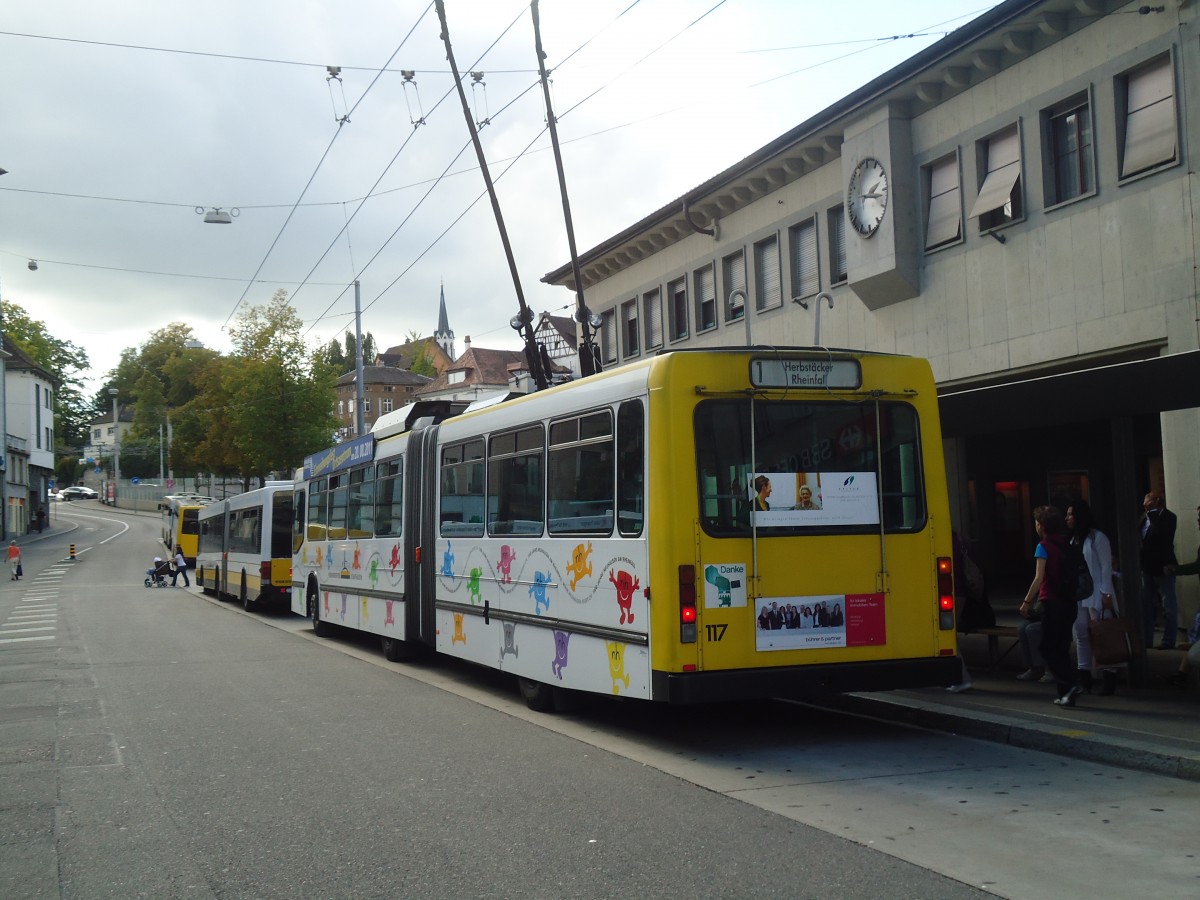 (135'923) - VBSH Schaffhausen - Nr. 117 - NAW/Hess Gelenktrolleybus am 14. September 2011 beim Bahnhof Schaffhausen