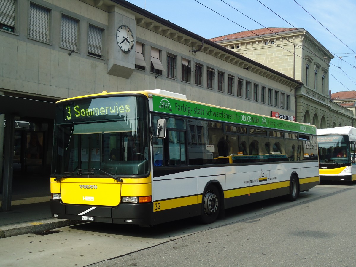 (136'207) - VBSH Schaffhausen - Nr. 32/SH 38'032 - Volvo/Hess am 25. September 2011 beim Bahnhof Schaffhausen