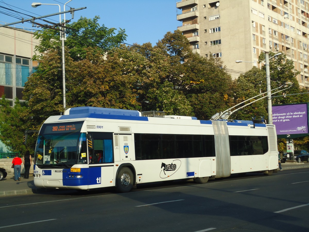 (136'392) - RATP Ploiesti - Nr. 5901/PH 909 - Neoplan Gelenkduobus (ex TL Lausanne/CH Nr. 816) am 5. Oktober 2011 beim Bahnhof Ploiesti Sd