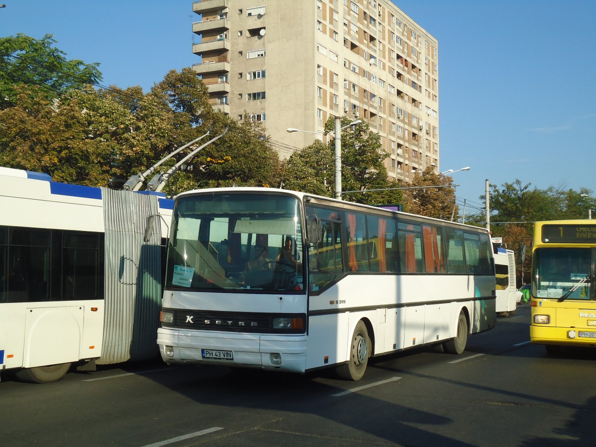 (136'401) - ??? - PH 43 VIN - Setra am 5. Oktober 2011 beim Bahnhof Ploiesti Sd