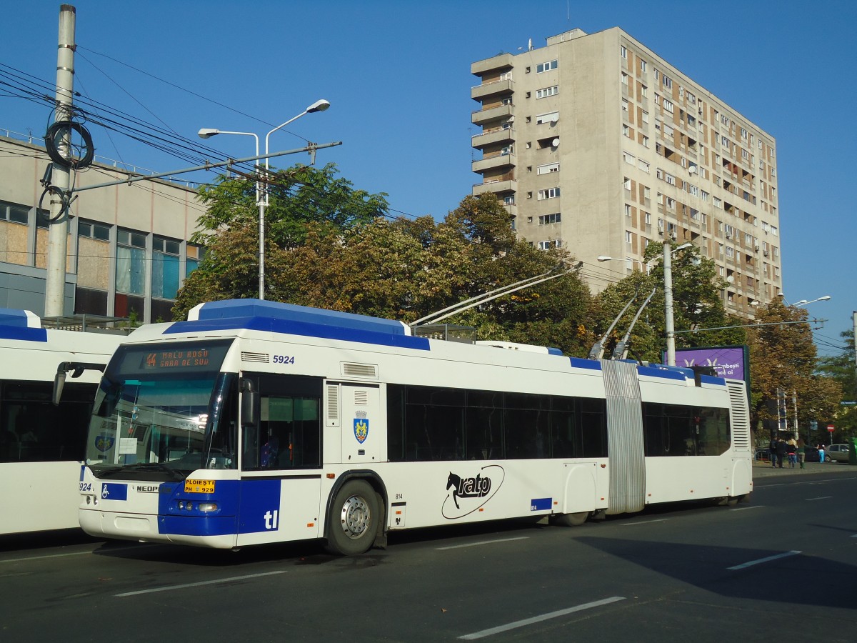 (136'426) - RATP Ploiesti - Nr. 5924/PH 929 - Neoplan Gelenkduobus (ex TL Lausanne/CH Nr. 814) am 5. Oktober 2011 beim Bahnhof Ploiesti Sd