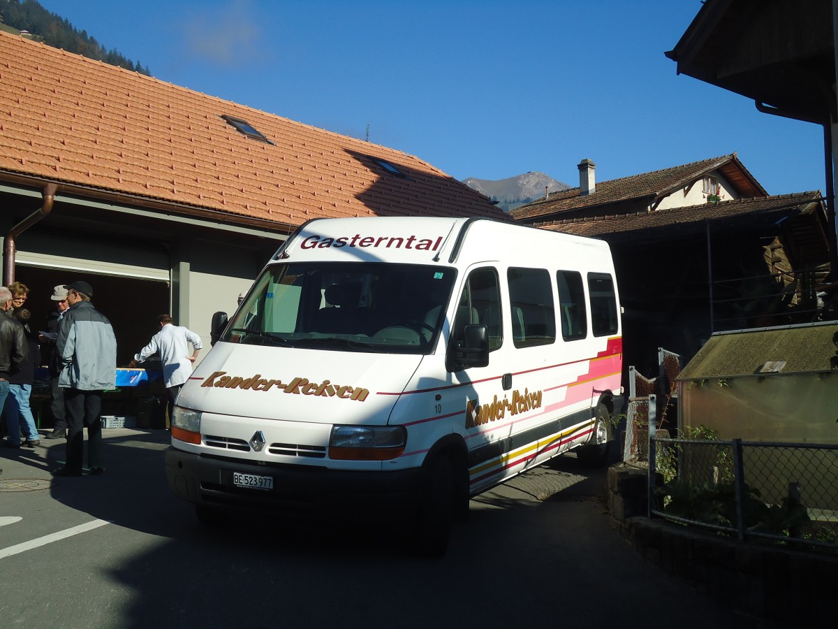 (136'598) - Kander-Reisen, Frutigen - Nr. 10/BE 523'977 - Renault am 15. Oktober 2011 in Frutigen, Ziegelgasse