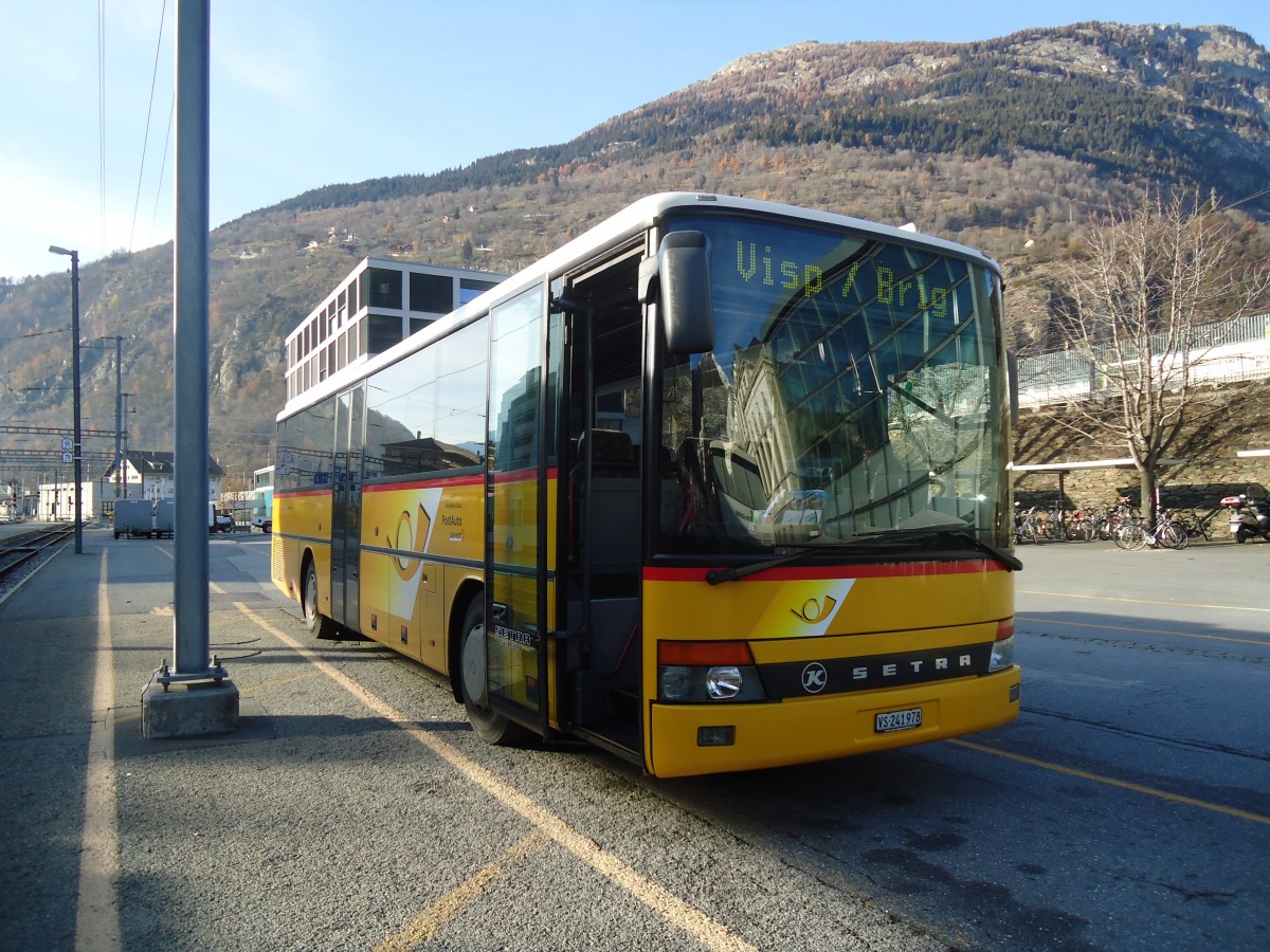 (136'858) - PostAuto Wallis - VS 241'978 - Setra (ex Anthamatten, Saas-Almagell) am 22. November 2011 beim Bahnhof Brig