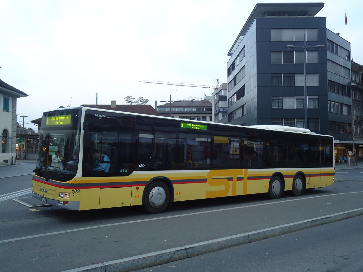 (137'124) - STI Thun - Nr. 139/BE 801'139 - MAN am 11. Dezember 2011 beim Bahnhof Thun