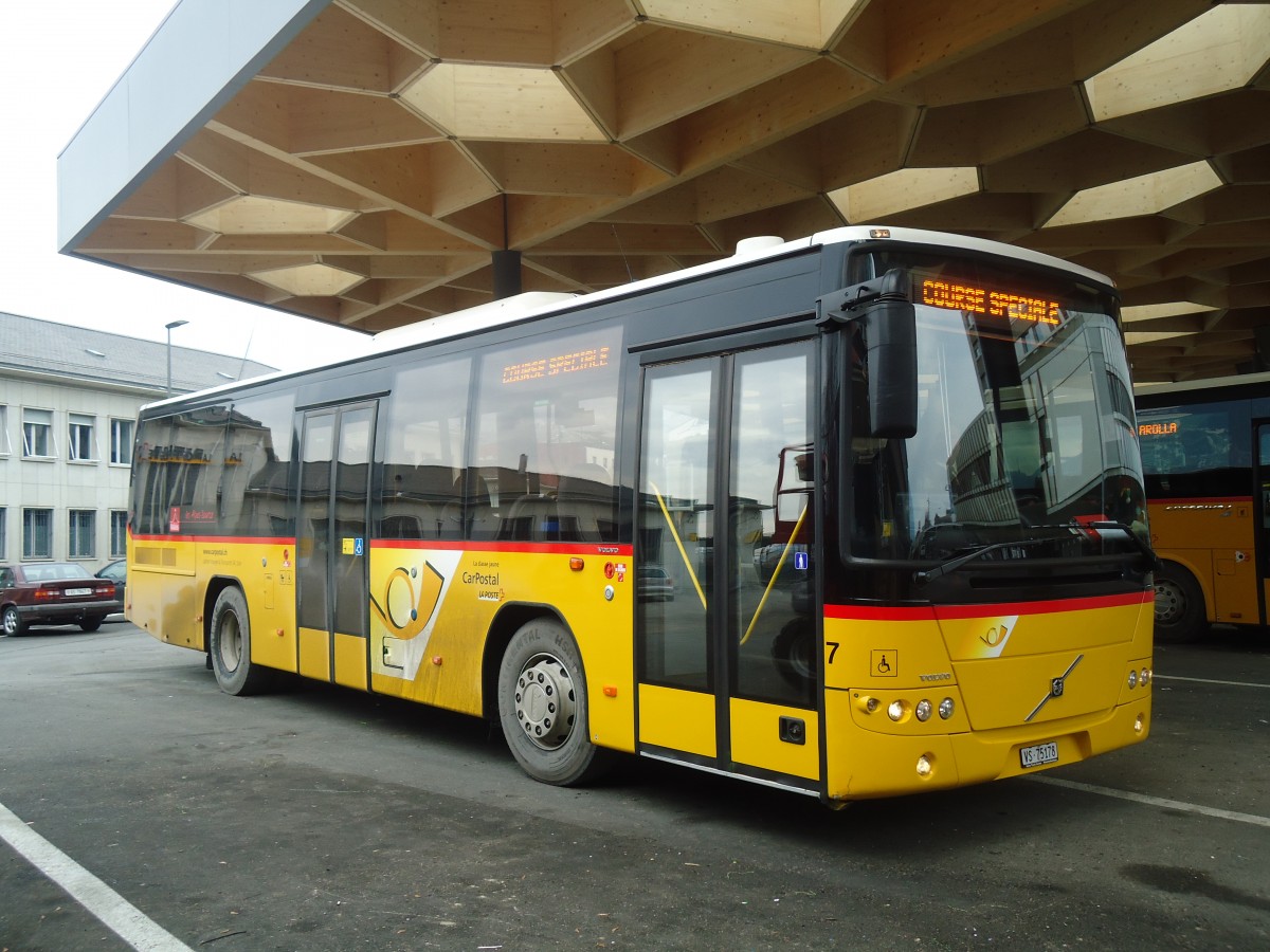 (137'783) - Lathion, Sion - Nr. 7/VS 75'178 - Volvo am 19. Februar 2012 beim Bahnhof Sion