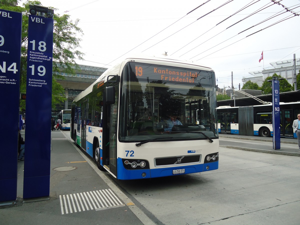 (139'105) - VBL Luzern - Nr. 72/LU 250'371 - Volvo am 27. Mai 2012 beim Bahnhof Luzern