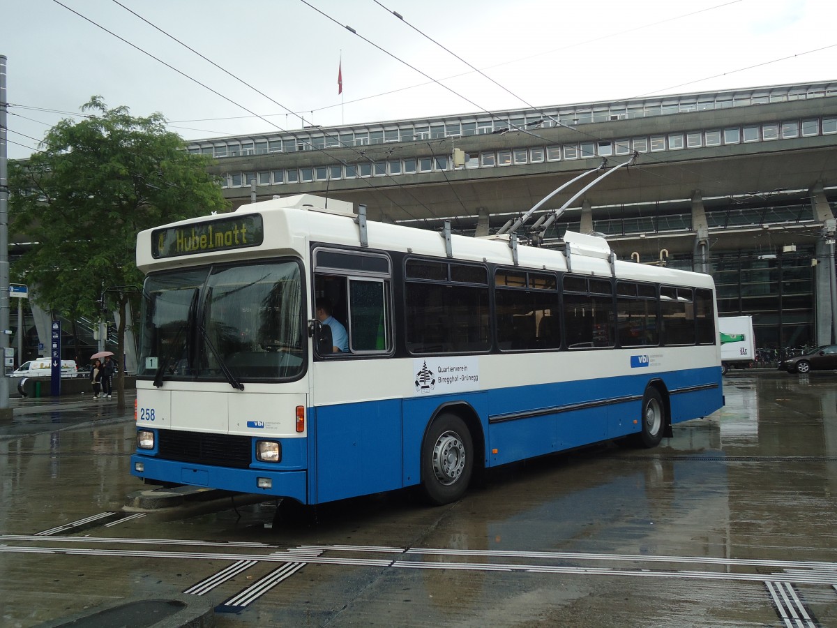 (139'354) - VBL Luzern - Nr. 258 - NAW/R&J-Hess Trolleybus am 11. Juni 2012 beim Bahnhof Luzern