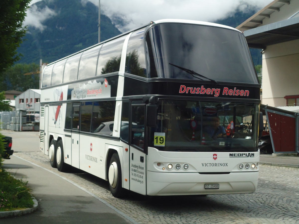 (139'406) - Schelbert, Einsiedeln - SZ 25'900 - Neoplan am 11. Juni 2012 beim Bahnhof Flelen